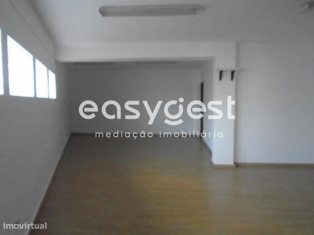 Armazm luminoso possibilidade de transformar em apartamento T2
