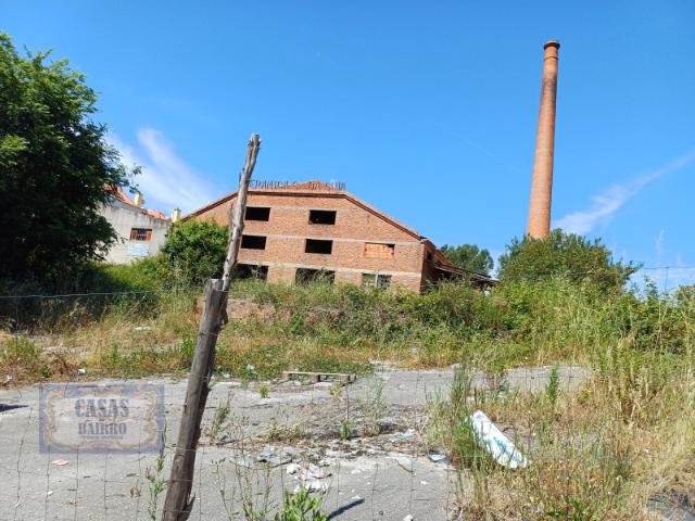 Armazém numa antiga fábrica com terreno de 32.000m2 com casas na cidade de Santerém