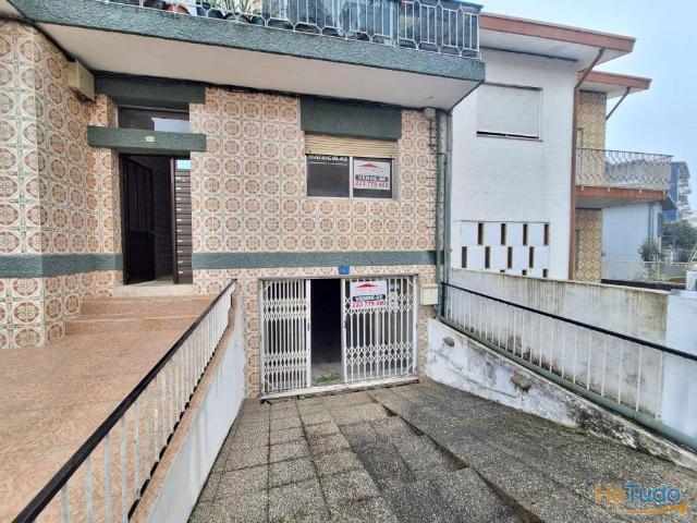 Armazém na Rua Gandra Ermesinde Vaçongo | 25053789082