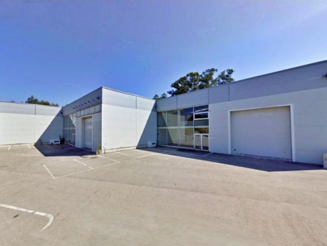 Armazém na Zona Industrial de Barrô