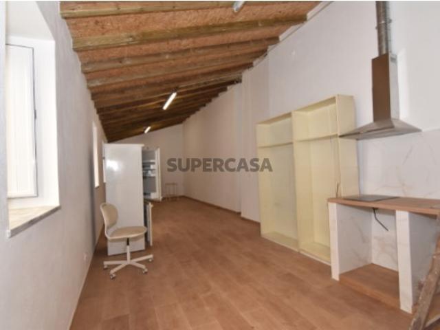 Armazém no centro da cidade perto Hospital São José Arroios