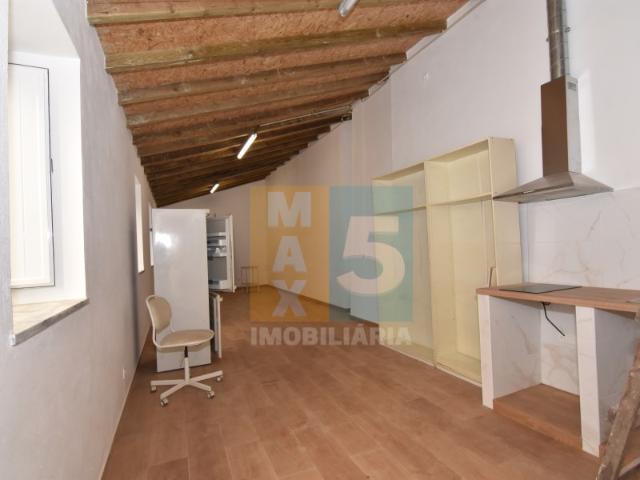Armazém no centro da cidade perto Hospital São José Arroios
