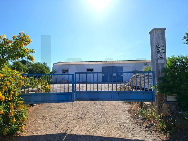 Armazém com 432,60 m2, localizado entre Olhão e Moncarapacho