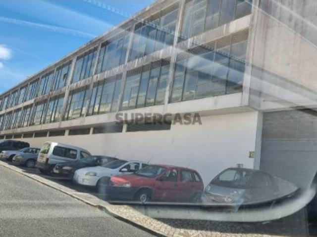 Armazém com 4520 m2 em Rio de Mouro