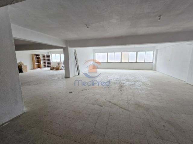 Armazém com 573 m2 2 pisos | Ramada, Odivelas
