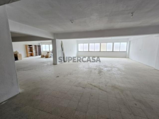 Armazém com 573 m2 2 pisos | Ramada, Odivelas