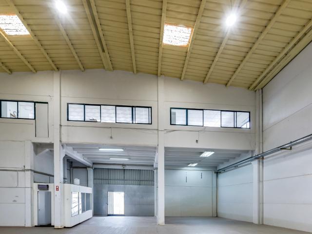 Armazém com 635m2 Parque Industrial Granja