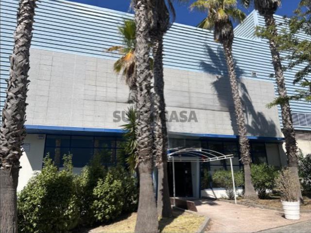 Armazém com 800 m2 com licença de restauração em Loures!