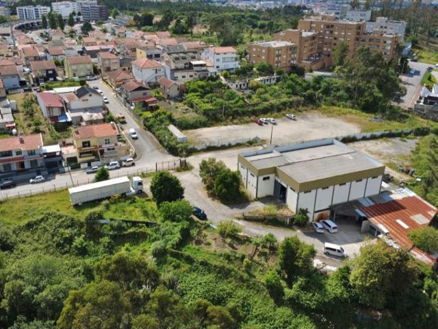 Armazém com 11.295m2 de terreno em Ermesinde