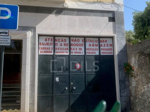 Armazém com 194 m2 em Campo de Ourique com rendimento