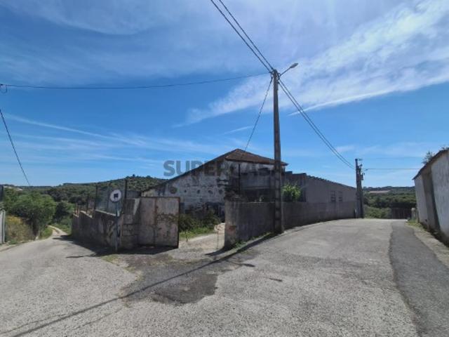 Armazém com 1.600 m² em lote de 2.960 m² com elevado potencial de reconversão em Alcanena