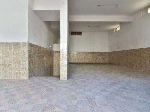 Armazém com 200 m2 na Damaia
