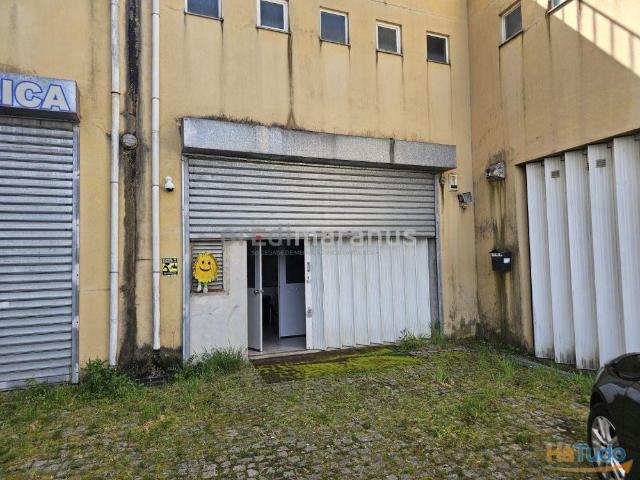 Armazém com 215m2 com fácil acesso a camiões. Divisão para escritório. WC. A 2 minutos do centro de Amarante. | 26084081002