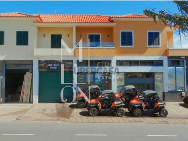 Armazém com 220m2 no Caniçal com Rendimento Estável