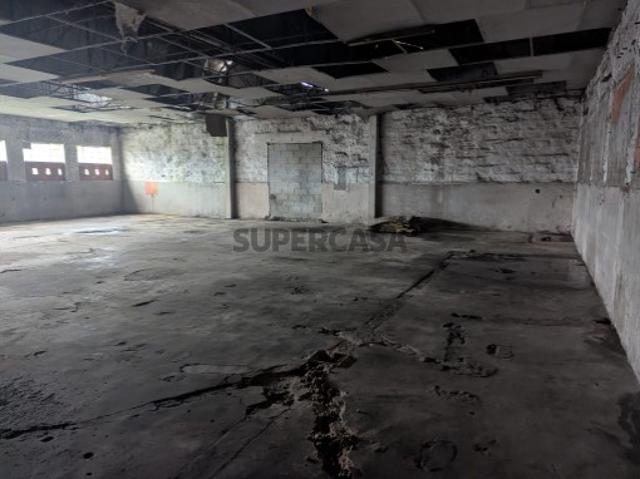 Armazém com 254m² em Gondar Próximo da Acesso à Autoestrada e do Centro de Guimarães