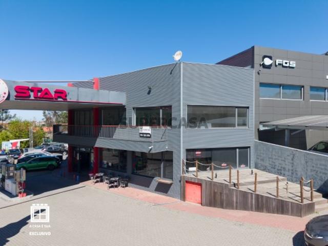 Armazém com 351 m2 na Zona Industrial de Fiães, S. M. Feira