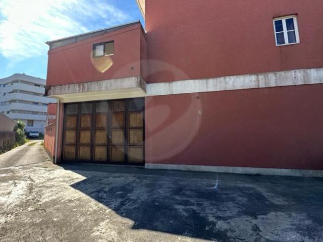 Armazém com Terreno de 2700m2 na Póvoa de Varzim