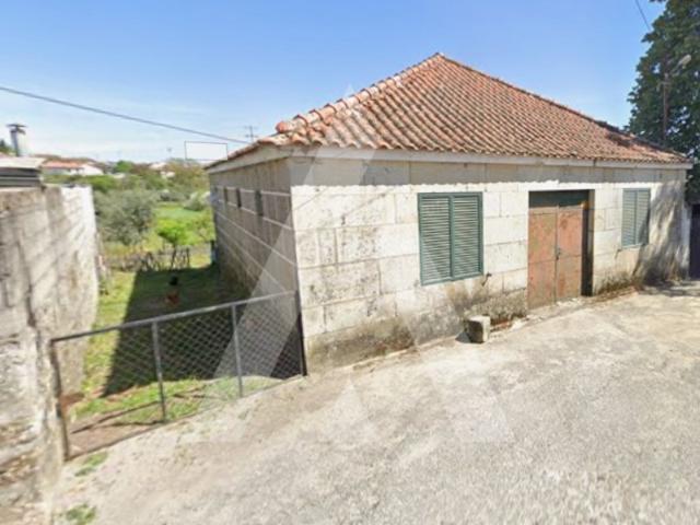 Armazém com um Terreno de 2500 m2