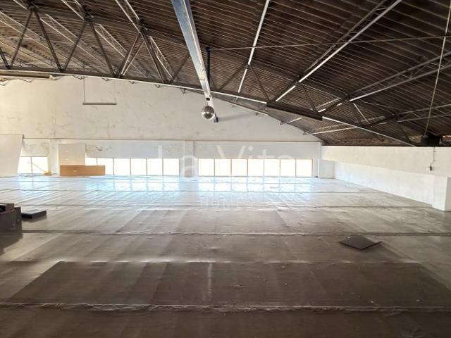 Armazém com um total de mais de 1070 m2 de pavimento, em Valejas, Oeiras