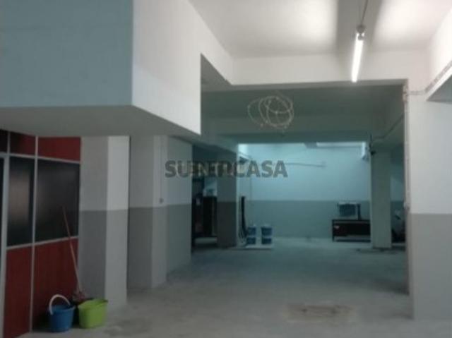 Armazém com uma área de 273 m2, localizado no Pendão Queluz, com acesso direto por rampa e portão automatizado