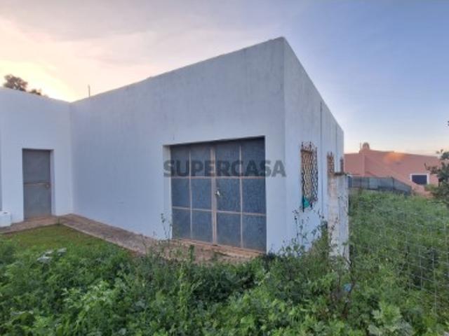 Armazém com area total de 138,72m2 inserido em terreno de 525m2, localizado a 800 metros do centro da cidade de Silves