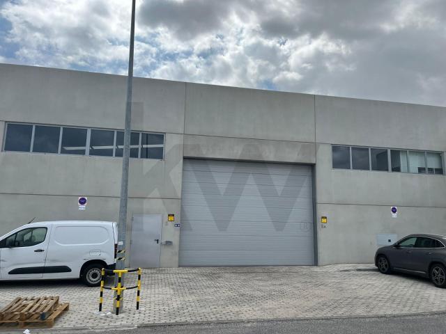 Armazém com area 650m2 com 4 estacionamentos