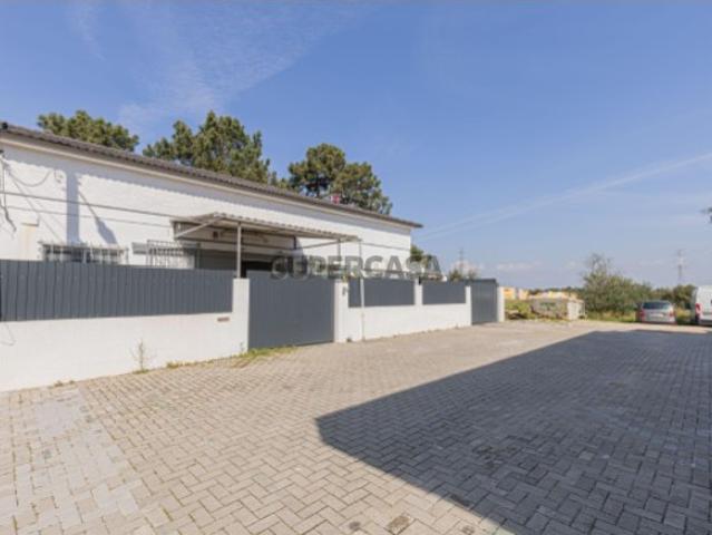 Armazém com elevado potencial e 220m² úteis, a 3 min da A2