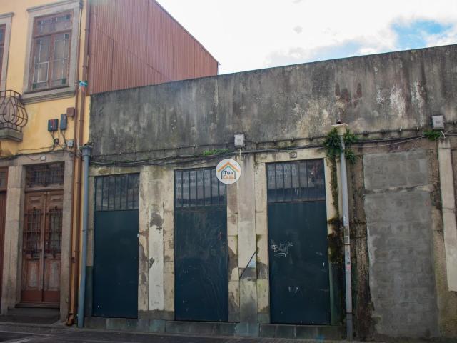 Armazém com elevado potencial em zona central de Vila Nova de Gaia