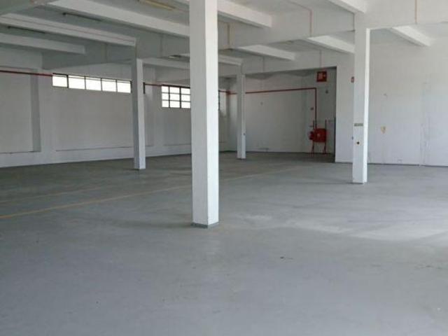 Armazém com escritórios para arrendar na Zona da Areosa | 26084062034