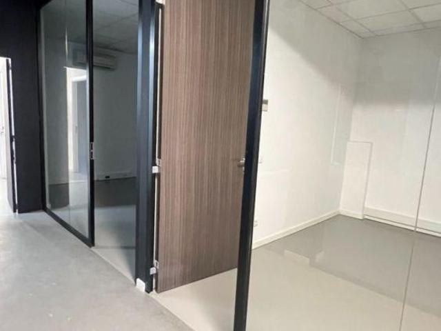 Armazém com escritórios para arrendar na Zona da Areosa | 26084062036