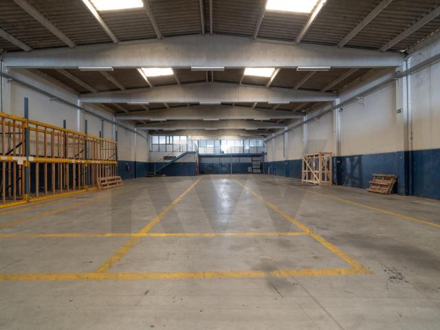 Armazém com logradouro na Zona Industrial de Serzedo, Vila Nova de Gaia