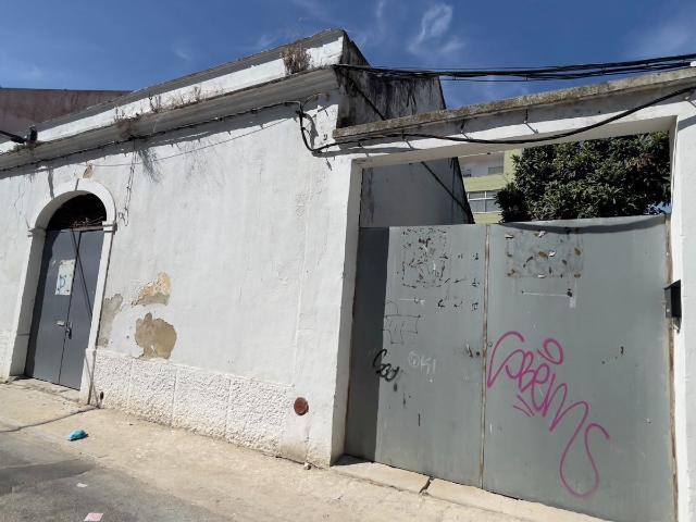 Armazém com Projeto no Centro do Montijo com 4 Fogos e Garagens Investimento com Potencial por 265.000€!