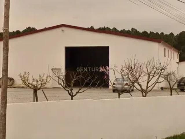 Armazém com Parque de Estacionamento – Localização Estratégica