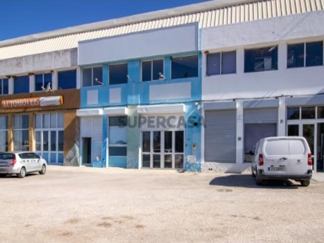 Armazém Comercial de 375m2 em Odiáxere, Lagos