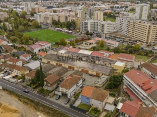 Armazém comercial e industrial em Braga, próximo ao Fórum Altice