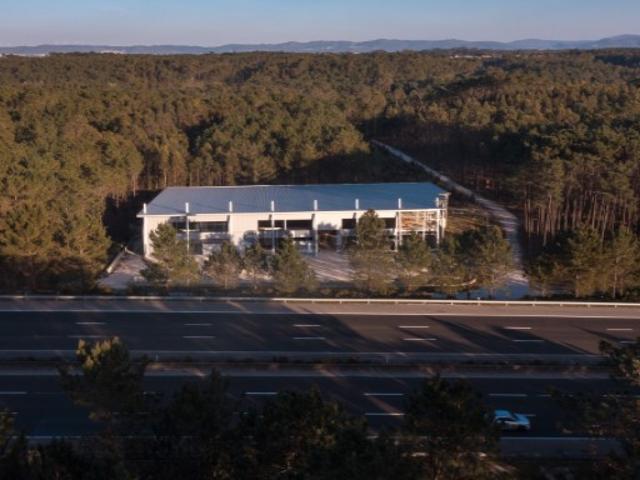 Armazém de 420 m2 de nave com área bruta de 620 m2, novo em Maceira, Leiria