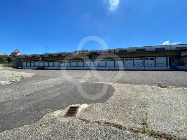 Armazém dividido em três pavilhões com logradouro em Belas e. 8815m² Queluz e Belas