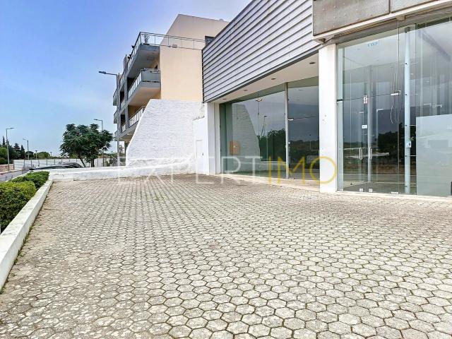 Armazém e terreno para loteamento Portimão