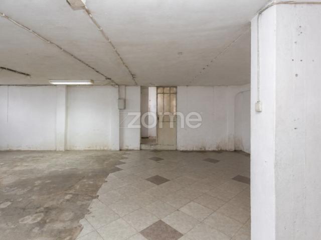 Armazém em cave com 160m ² e logradouro privativo nas Antas Porto