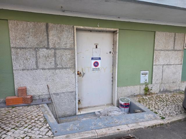 Armazém em localização premium em Linda a Velha para Venda