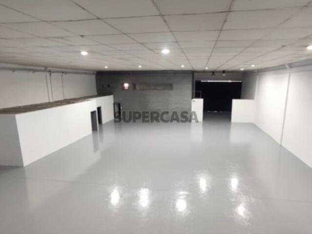 Excelente armazém localizado em Perafita