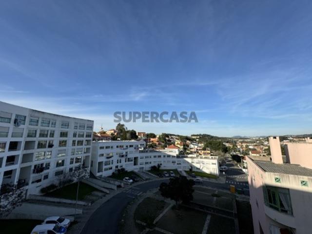 Armazém em Rio de Mouro Fitares