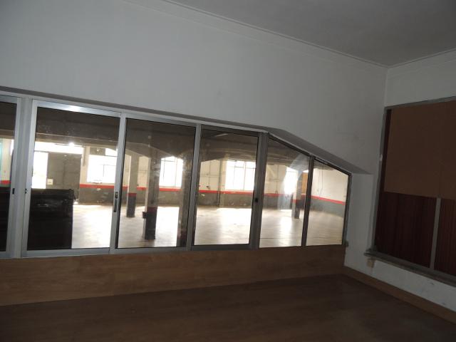 ARMAZÉM / ESPAÇO COMERCIAL EM CRUZ DE PAU – AMORA