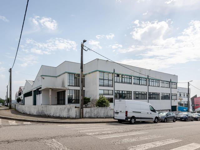 Armazém Gaveto para arrendar em Grijó/Vila Nova de Gaia com 2.555 m² Zona Industrial com Acessos A1 e A29