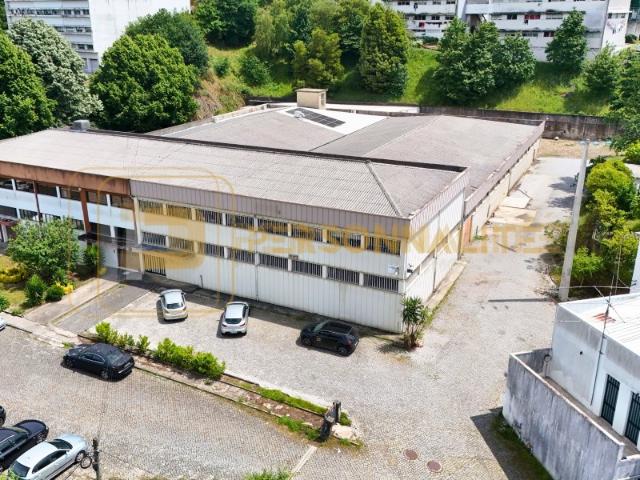Armazém Industrial + 1000m2 área exterior