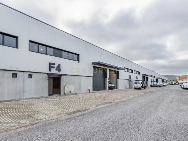 Armazém Industrial 300m² | Mezzanine, Logradouro e Acesso à A10 | Arruda dos Vinhos