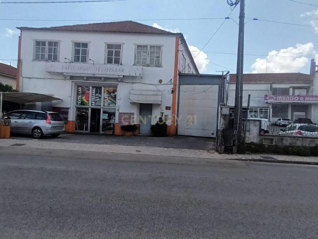 Armazém industrial com area de 974 m2 em Minde