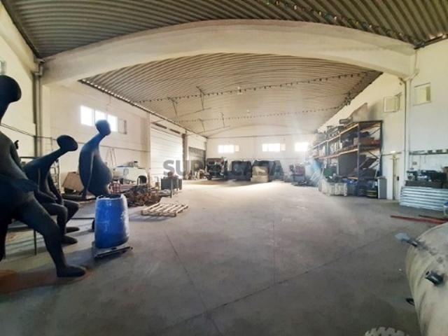 Armazém industrial com logradouro em Palhais Barreiro