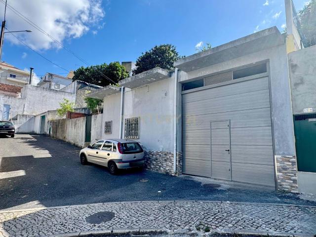 Armazém Industrial com terreno em Unhos