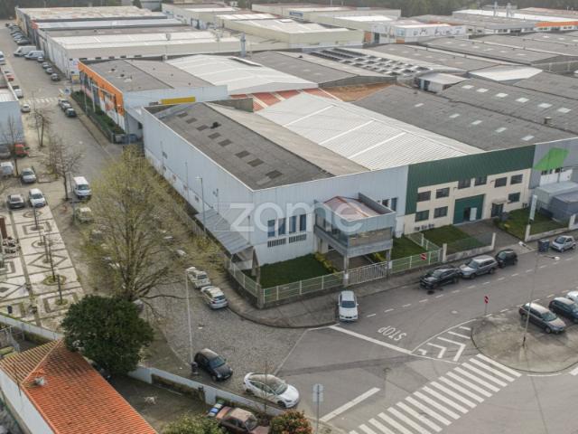 Armazém Industrial com 1100m² na Maia